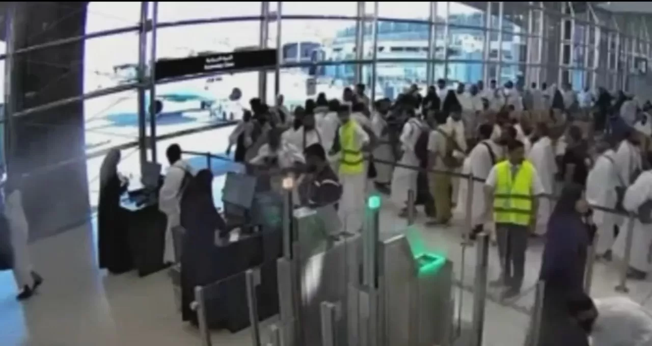 Rekaman CCTV sebelum serangan kelompok Houthi di Bandara Internasional King Khalid, Riyadh pada Sabtu, 10 Oktober 2026.  ((X/alarabiya_eng))