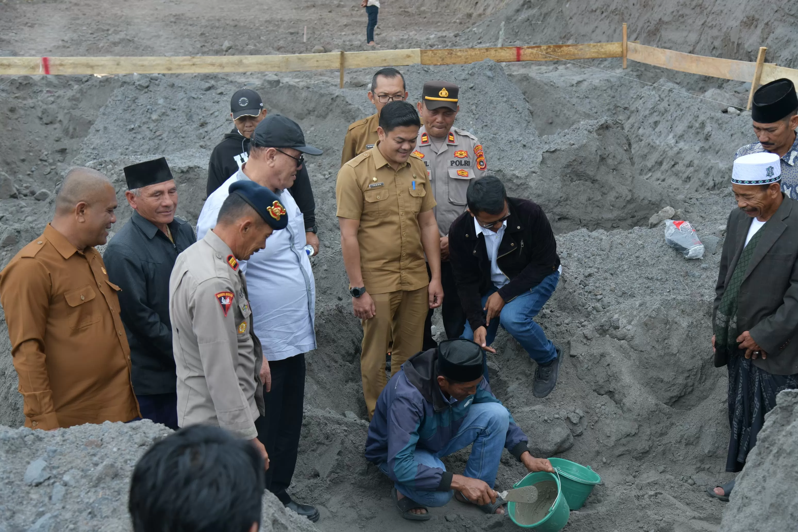Bupati Bener Meriah, Tagore Abubakar saat  peletakan batu pertama pembangunan  hunian tetap   di Desa Wonosobo,  Bener Meriah, Senin (12/10/2026). Foto dok Satgas PRR.