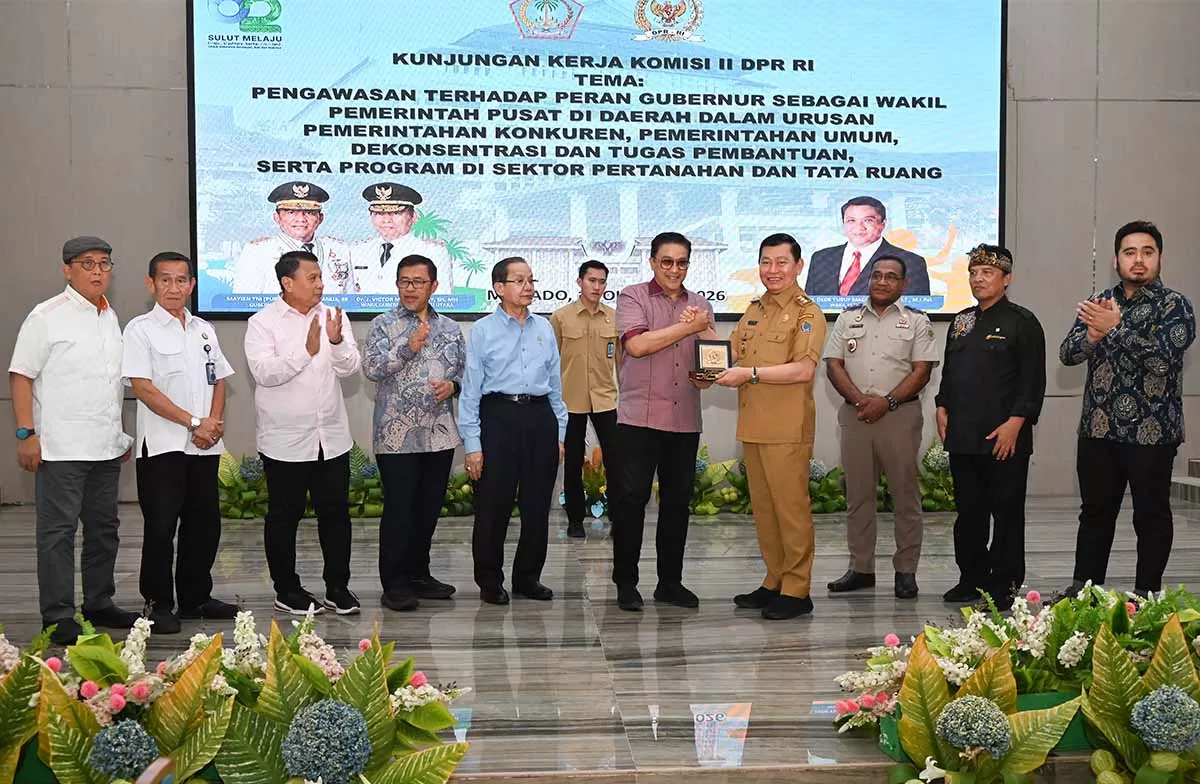 Foto bersama Tim Kunjungan Kerja Komisi II DPR RI bersama Wakil Gubernur Sulawesi Utara Johannes Victor Mailangkay beserta jajaran di Manado, Sulawesi Utara, Senin (12/10/2026). Foto: DPR RI/Wilga/jk