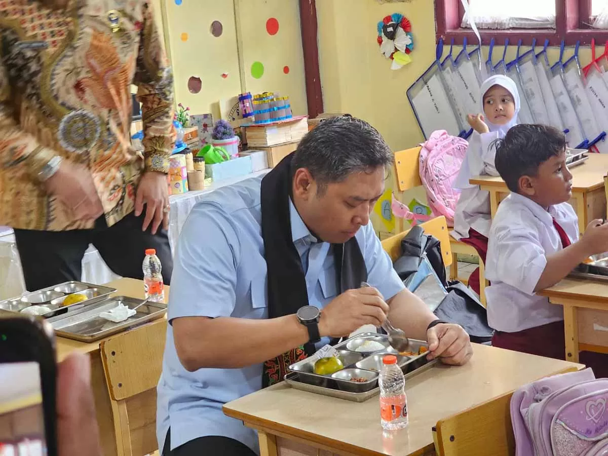 Kepala Badan Gizi Nasional (BGN) Sudaryono menyantap Makanan Bergizi Gratis (MBG) bersama anak sekolah di SDN Cot Meuraja, kecamatan Blangbintang, kabupaten Aceh Besar, Aceh, Senin (13/10/2026). Foto IST.