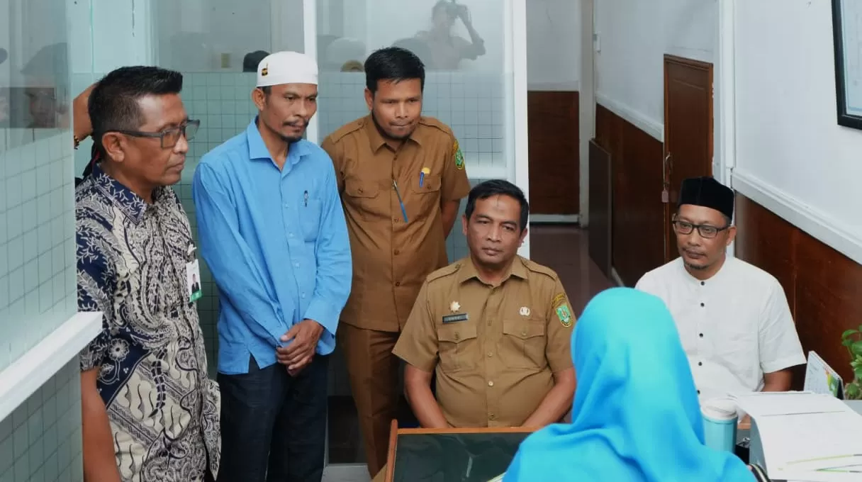   Sekda Kota Sabang Andri Nourman (duduk tengah) Tinjau Penyaluran Zakat dan Infak di Bank Aceh.     (Dok Humas Pemko Sabang)