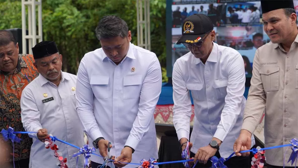 Kepala Badan Gizi Nasional (BGN) Sudaryono didampingi sejumlah pejabat dan anggota DPR menggunting pita saat peresmian serentak sebanyak 980 SPPG yang dipusatkan di kabupaten Aceh Besar, Rabu (14/10/2026).