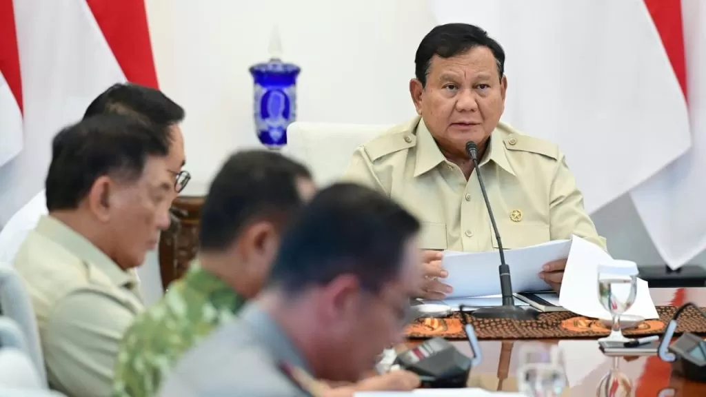 Presiden Prabowo Subianto memimpin rapat terbatas terkait karhutla  secara hibrida dari Istana Merdeka, Jakarta. Dok (BPMI Setpres)