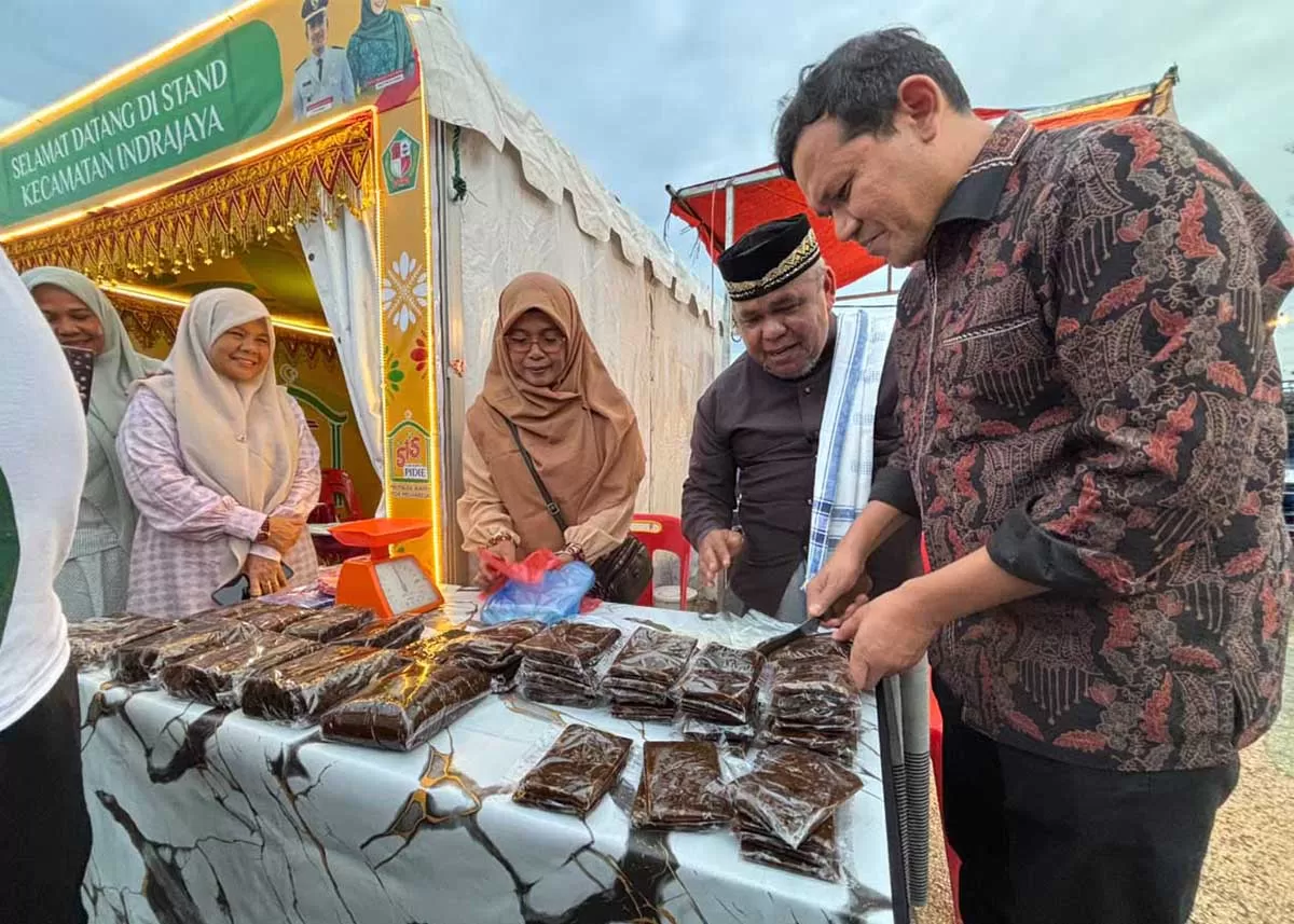 Ilustrasi : Wakil Gubernur Aceh, Fadhlullah meninjau stand kulinter tradisional produk Usaha Mikro Kecil dan Menengah (UMKM) saat berlangsung Expo Pembangunan di kabupaten Pidie, Aceh, Kamis (17/9/2026). 