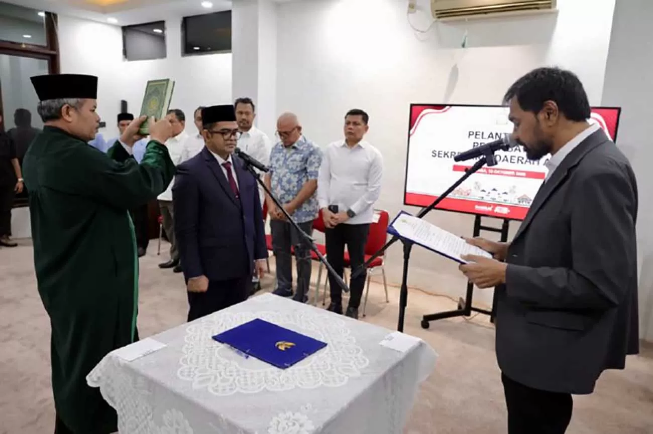 Gubernur Aceh,  Muzakir Manaf  (kanan) melantik Taufik,  (tengah) sebagai Penjabat Sekretaris Daerah (Sekda) Aceh  di Kota Medan, pada Selasa (13/10/2026).