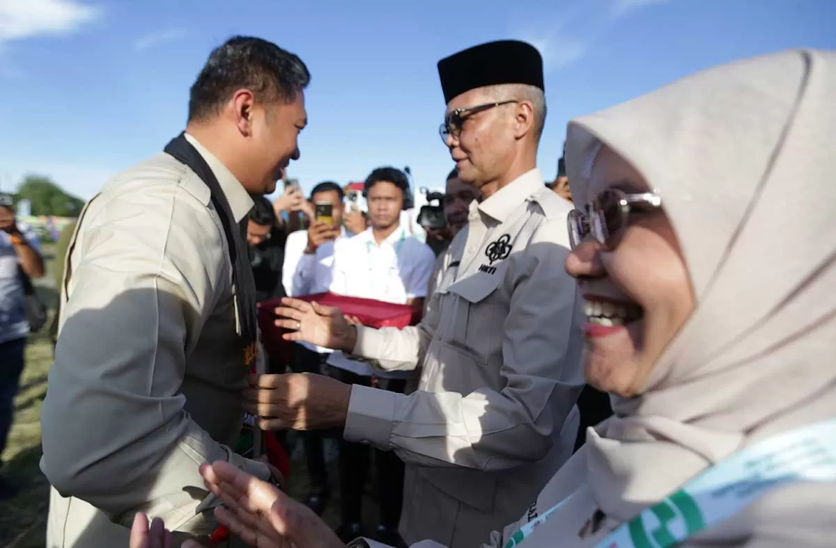 Kepala Badan Gizi Nasional Sudaryono (kiri) dikalungi selempang oleh angggota DPR RI  T A Khalid saat tiba di lokasi sebelum pelantikan pengurus DPD HKTI Aceh, kabupaten Aceh Besar, Aceh  Selasa  (13/10/2026). Aentenews Foto/Ampelsa.