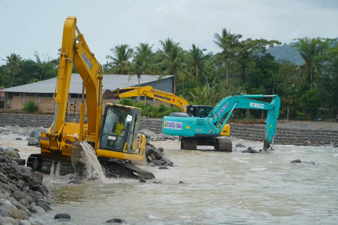 Sejumlah alat berat melakukan sungai dan pengendalian sedimentasi di Kota Padang, Sumatera Barat. Dok. Satgas PRR/Kementerian PU