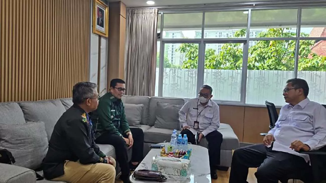 Bupati Aceh Tengah Haili Yoga, menyampaikan usulan pembangunan Rumah Kopi  kepada  Sekretaris Direktorat Jenderal Pengembangan Ekonomi dan Pemberdayaan Masyarakat Transmigrasi Kementerian Transmigrasi, Nirwan Ahmad Helmi, di Jakarta Selatan, Rabu (14/10/2026). Foto Dok Pemkab Aceh Tengah. 