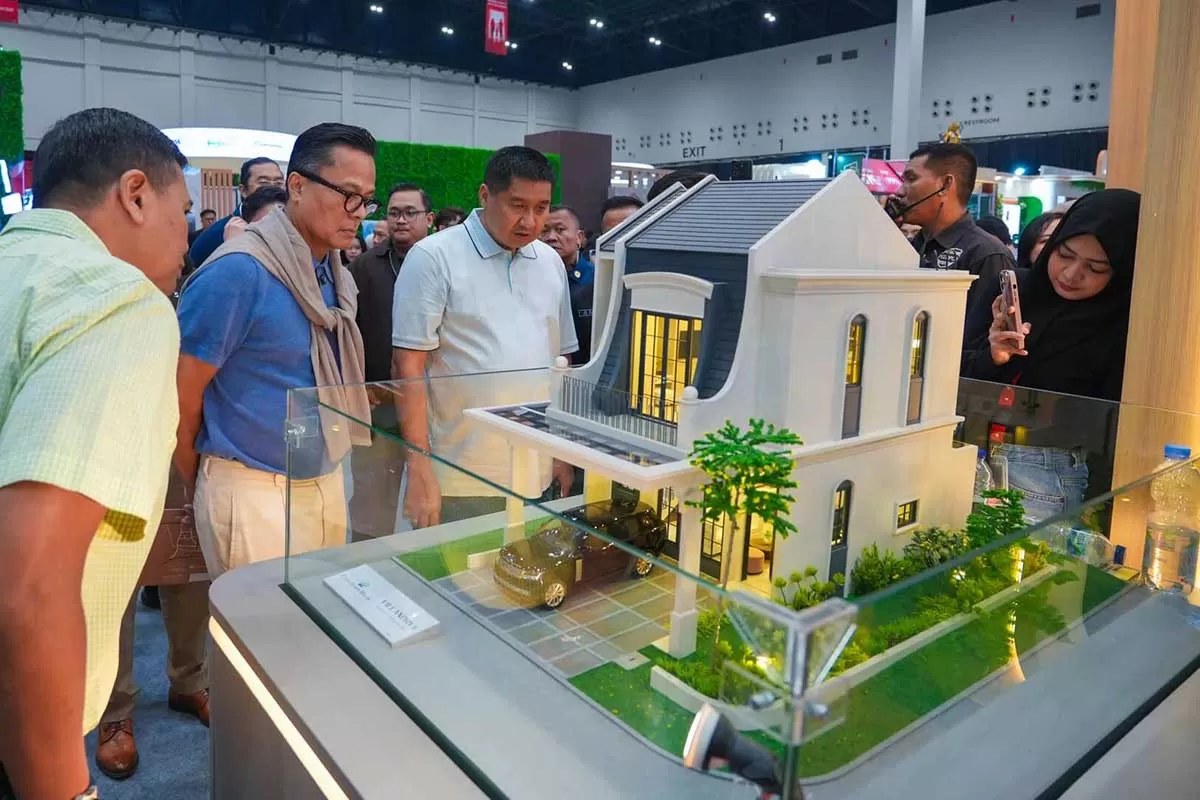Ilustrasi : Chief Operating Officer (COO) Danantara Dony Oskaria (kedua kiri) bersama dan Menteri Perumahan dan Kawasan Permukiman (PKP), Maruarar Sirait (kiri) pada kegiatan Housing Expo (DHE) di Nusantara International Convention Exhibition (NICE) PIK 2.  Foto Tim Komunikasi Danantara Indonesia