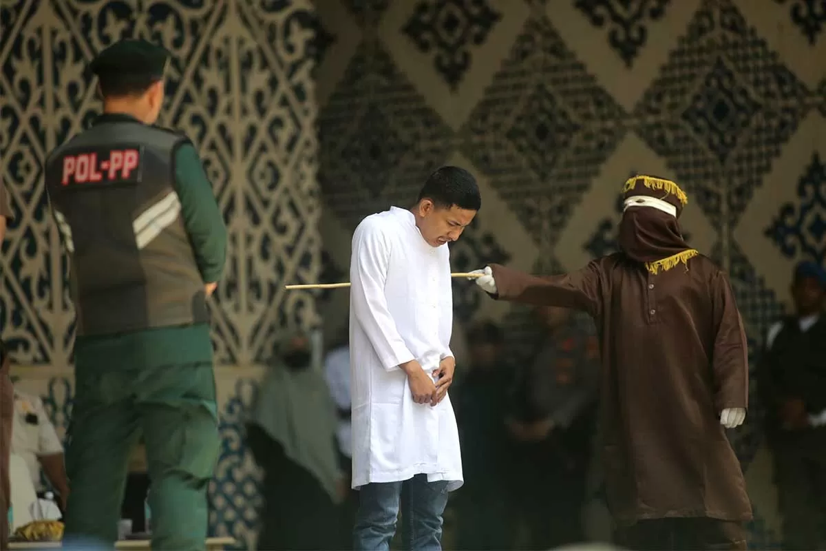 Terpidana dalam perkara pelanggaran Syariat Islam   menjalani hukuman cambuk di depan umum,  Kota Banda Aceh, Aceh, Kamis (14/10/2026).  Aentenews Foto/Ampelsa.