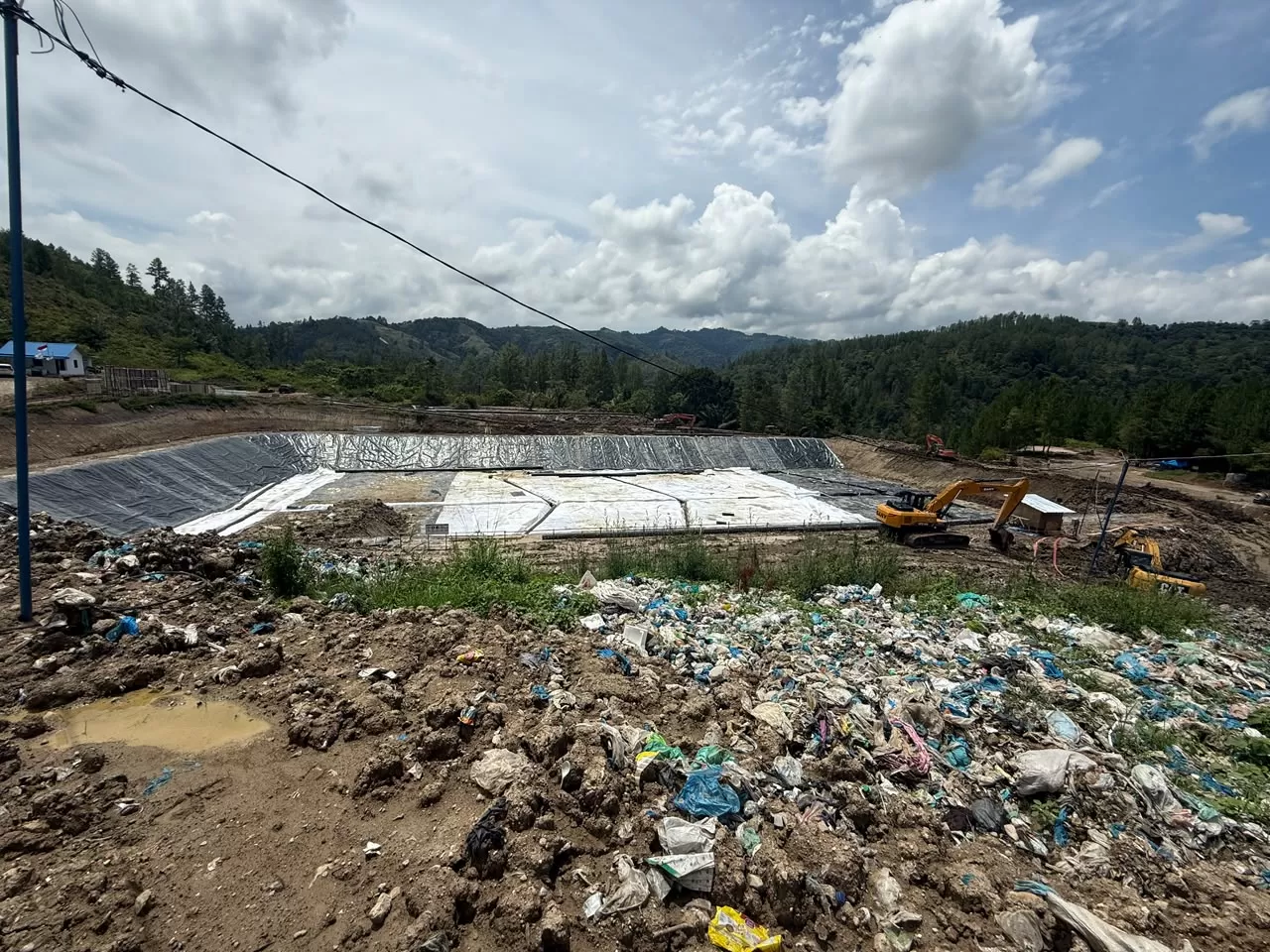 Pekerja mempercepat penyelesaian Pembangunan TPA Mulie Jadi untuk melindungi DAS di Aceh Tengah. dok. Satgas PRR