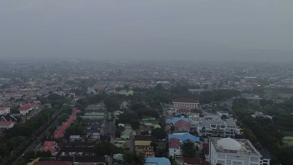 Kondisi udara di wilayah Kota Banda Aceh terlihat diselimuti asap  pada Kamis  (15/10/2026).. BMKG Aceh Besar  menyatakan kualitas udara di Aceh kategori baik hingga sedang. Aentenews Foto/Khairu.