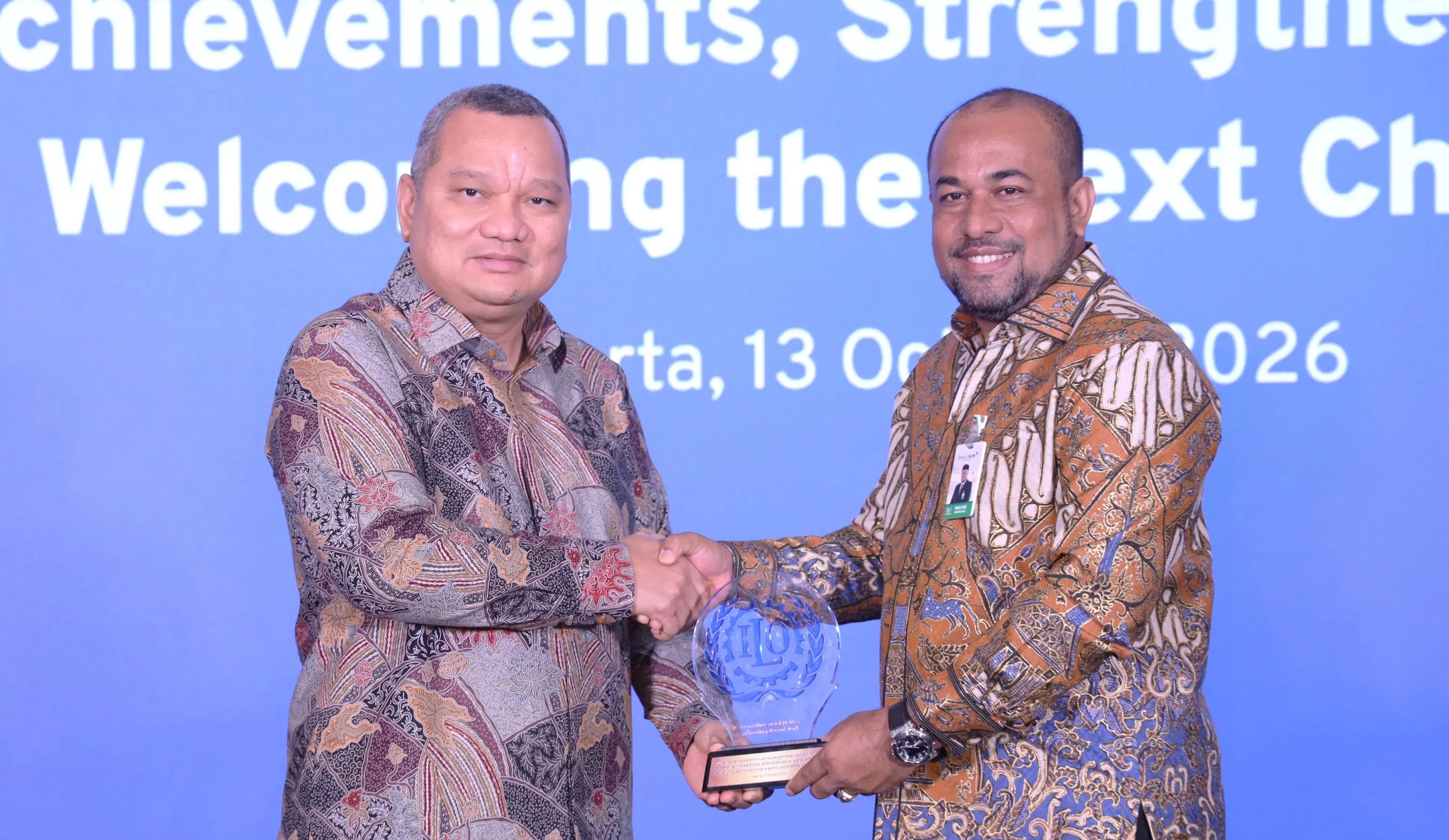 Project Manager of PROMISE II IMPACT International Labour Organization, Djauhari Sitorus  menyerahkan penghargaan kepada  Direktur Utama Bank Aceh, Fadhil Ilyas, di Jakarta, Selasa (13/19( (Humas Bank Aceh)