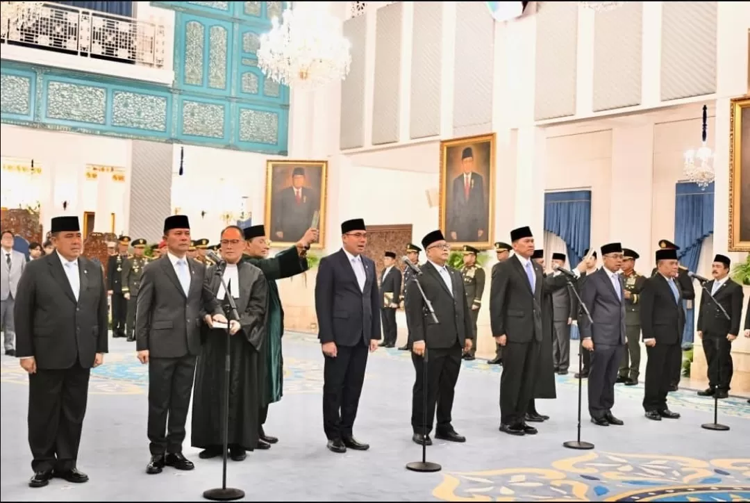 Presiden Prabowo Subianto melantik tujuh pejabat baru di Istana Negara, Jakarta (Ig/@kemensetneg.ri). ( (Ig/@kemensetneg.ri).)