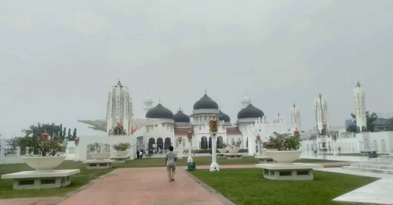 Suasana wilayah udara di kawasan Masjid Raya Baiturrahman , kota Banda Aceh mulai terpapar asap  kebakaran hutan dan lahan pada Jumat ( 16/10/2026).  Aentenews Foto/Ampelsa