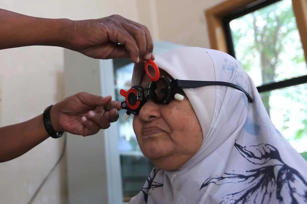 Petugas kesehatan memeriksa mata warga lanjut usia (lansia) di Posyandu Bungong Jaroe, Banda Aceh, Selasa B11/8/2026).  Aentenews Foto/Ampelsa.