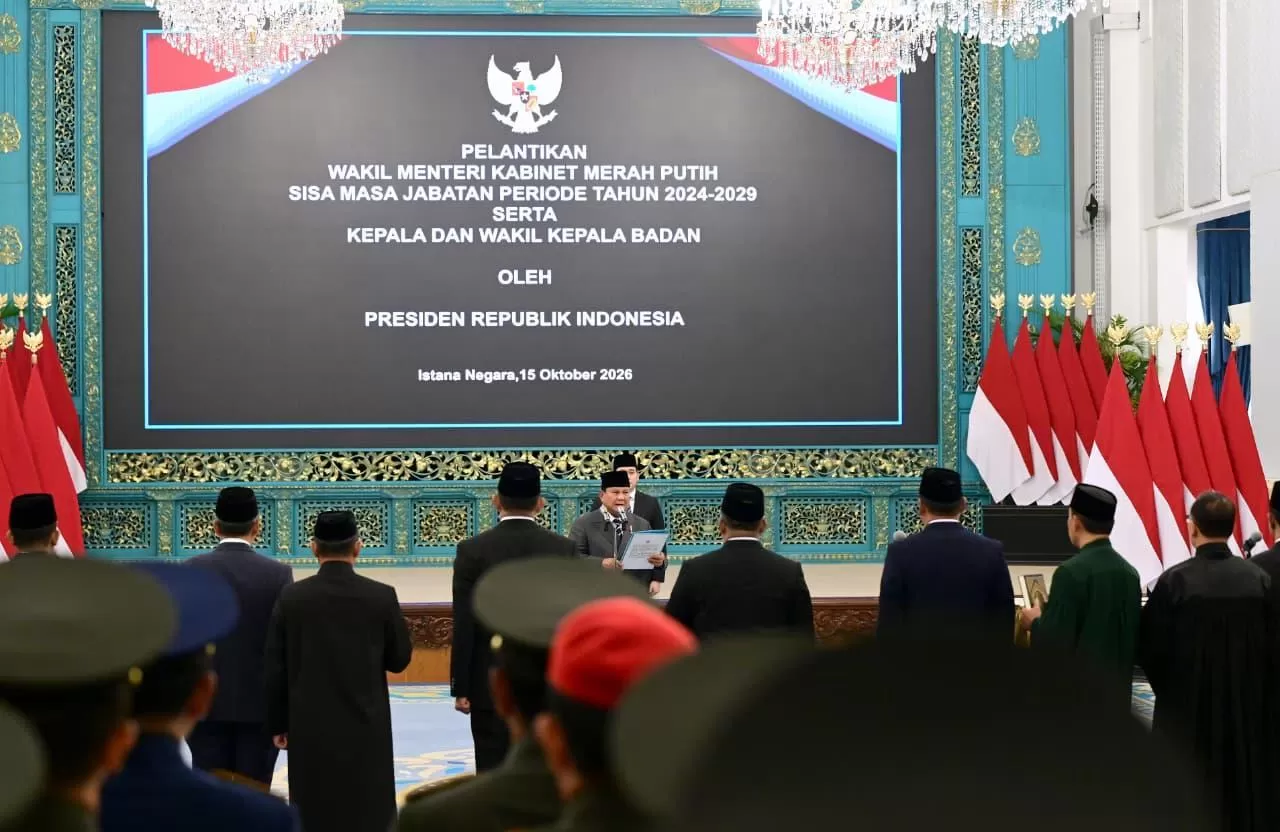 Presiden Prabowo Subianto melantik Letnan Jenderal TNI Kristomei Sianturi sebagai Kepala Badan Nasional Penanggulangan Bencana (BNPB) di Jakarta, Kamis (15/10 ). Foto BPMI Setpres