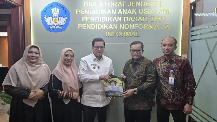 Bupati Aceh Tengah Haili Yoga mengusulkan revitalisasi sekolah saat pertemuan dengen Kemendikdasmen di Jakarta, Kamis (15/10/2026). Foto Dok Pemkab Aceh Tengah.