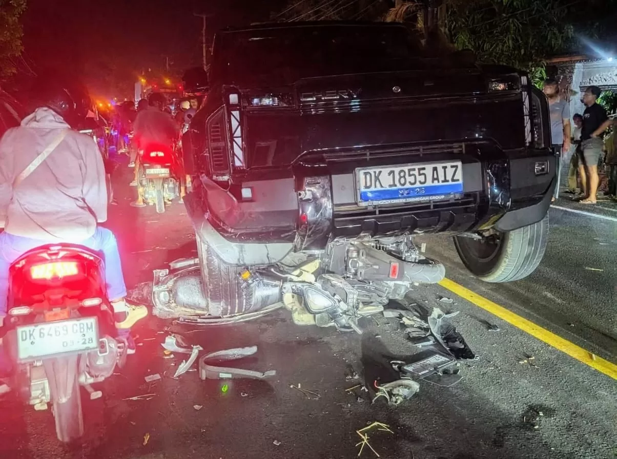 Mobil listrik Chery Hantam Kendaraan yang Sedang Antre BBM di Bali/ foto facebook Dita Perdana (foto facebook Dita Perdana)