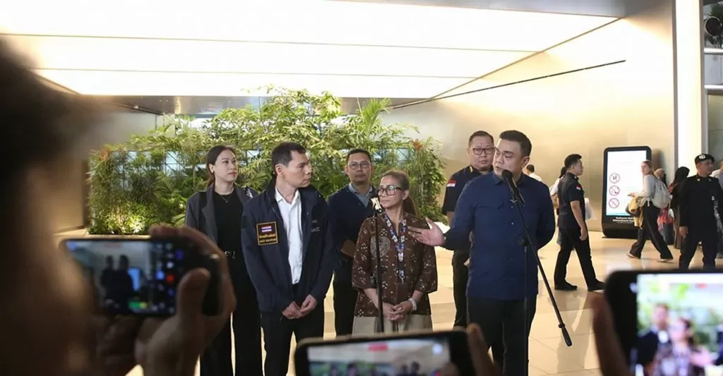  Komisi Pemberantasan Korupsi (KPK) bersama Direktorat Jenderal Imigrasi memfasilitasi pemulangan warga negara Thailand, Poawpadet Vorabutr (PV) di Jakarta.  (Foto: Dok KPK) 