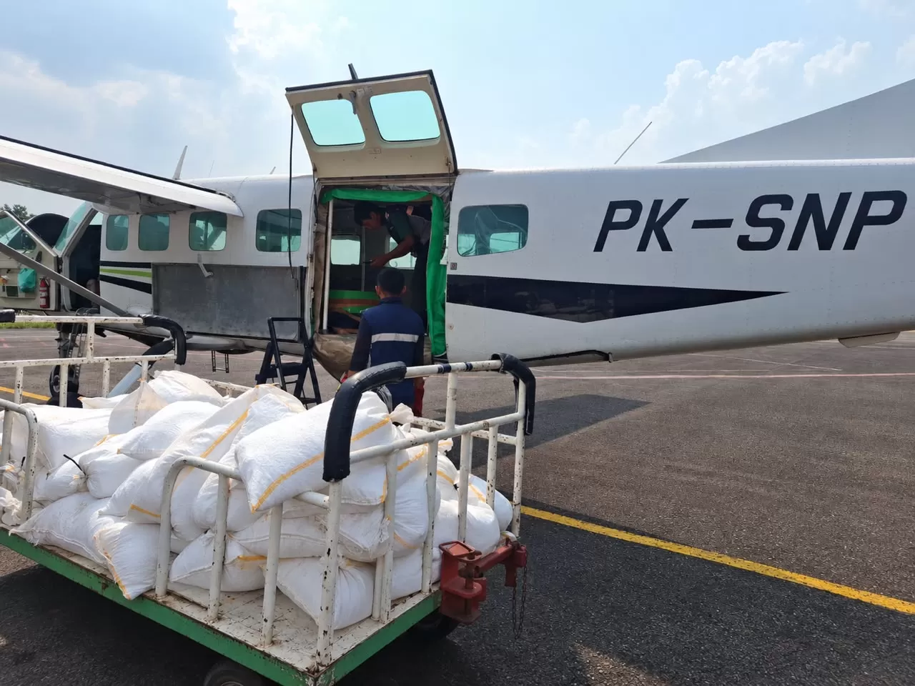 Pesawat BNPB  bersiap melakukan OMC dengan bahan semai dry ice 2,4 ton di atas langit Sumatera Selatan pada Jumat (16/10). foto Dok BNPB.