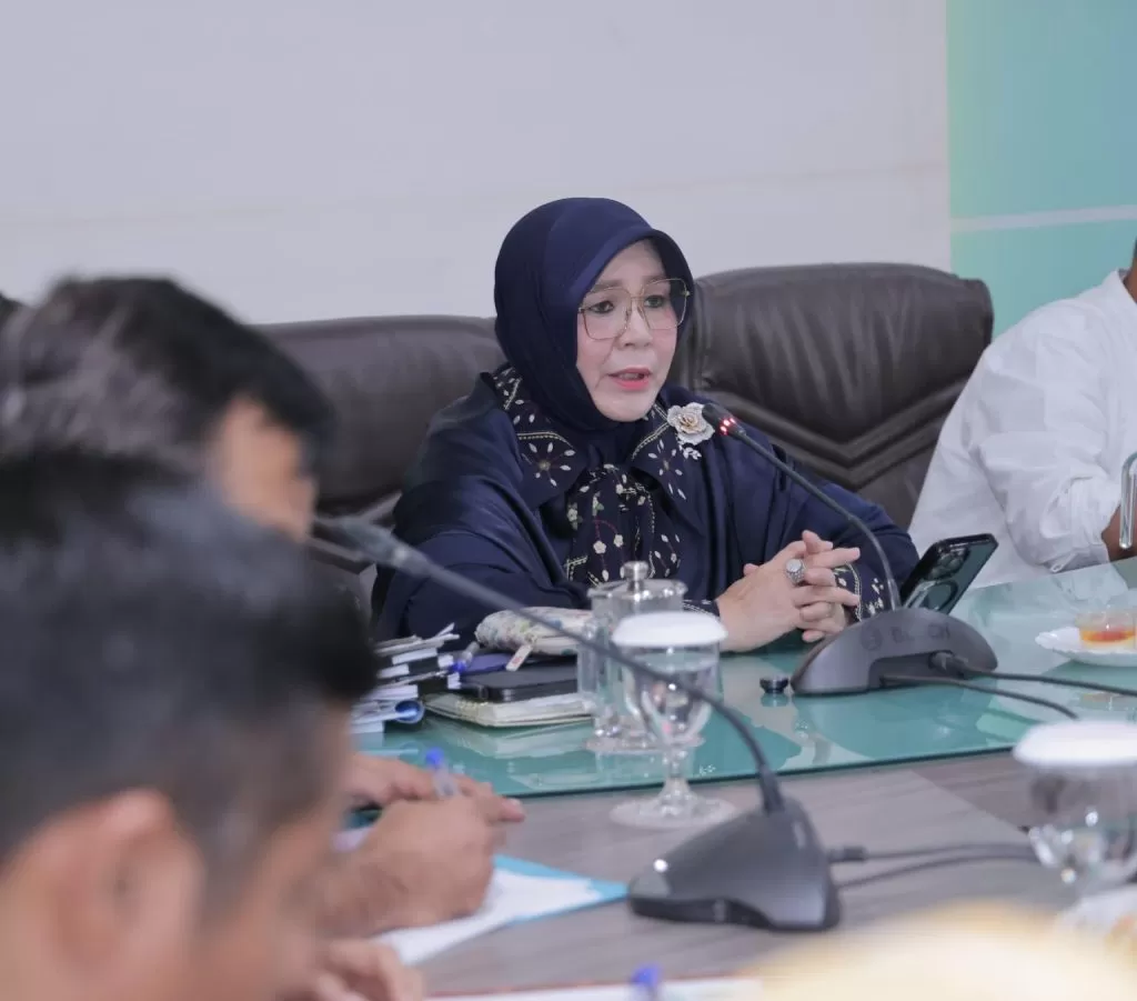 Wali Kota Banda Aceh (kerudung hitam) memimpin Rapat antisipasi dampak kabut asap di Banda Aceh. (Foto: Dok Diskominfotik Kota Banda Aceh)