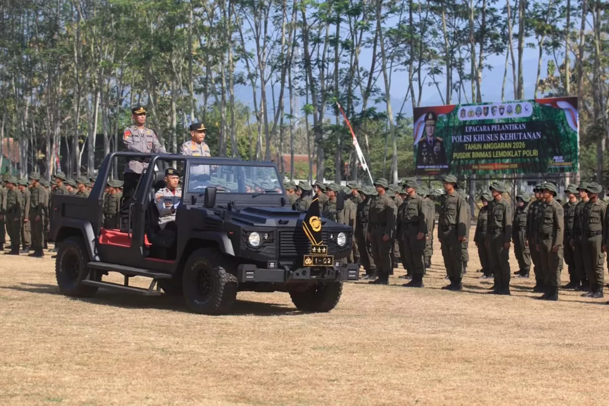 Sejumlah personil Polisi Khusus Kehutanan mengikuti  upacara  saat pelantikan  tahun anggaran 2026  di Posdik Binmas Lemdiklat Polri  pada Jumat (16/10/2026).  Polri mempersiapkan 70.000 Polisi Khusus Kehutanan  untuk penanganan Karhutla. Foto Dok Humas Polri.
