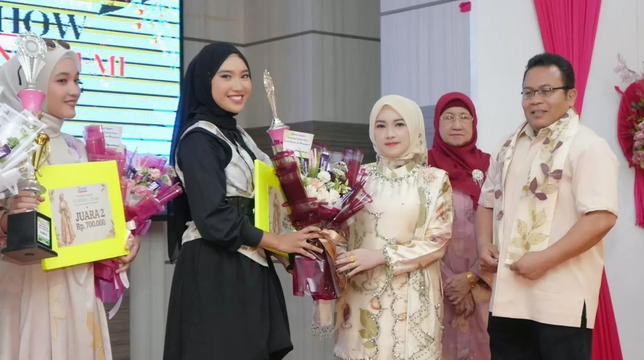 Wali Kota Sabang Zulkifli menyaksikan pemberian penghargaan kepada pelaku UMKM Sabang. (Foto Humas Sabang)