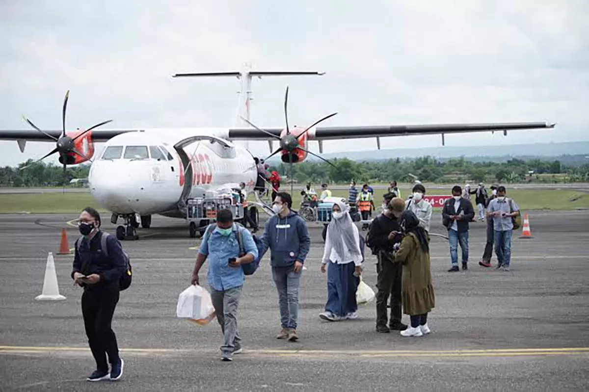 Ilustrasi : Sejumlah penumpang turun dari pesawat saat tiba di Bandara Malikussaleh, di desa Pinto Makmur, kecamatan Muara Batu, kabupaten Aceh Utara, provinsi Aceh. foto Dok Dishub Aceh.