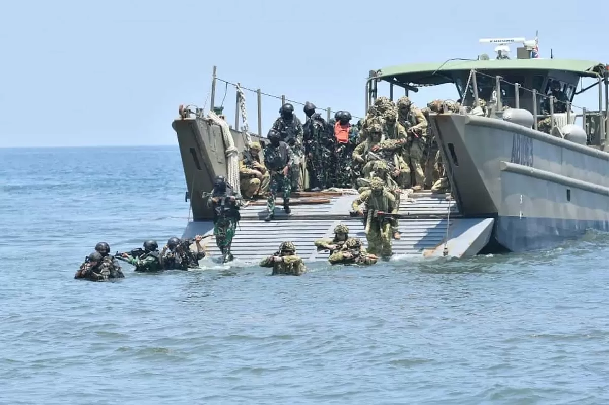 NI Angkatan Laut (TNI AL) melaksanakan demonstrasi operasi pendaratan amfibi dalam Latihan Gabungan Bersama (Latgabma) Keris Woomera 2026 bersama dengan Angkatan Bersenjata Australia / Australian Defence Force (ADF) di Pantai Banongan, Situbondo, Jawa Timur, Kamis (15/10/2026). Foto dok Mabes TNI
