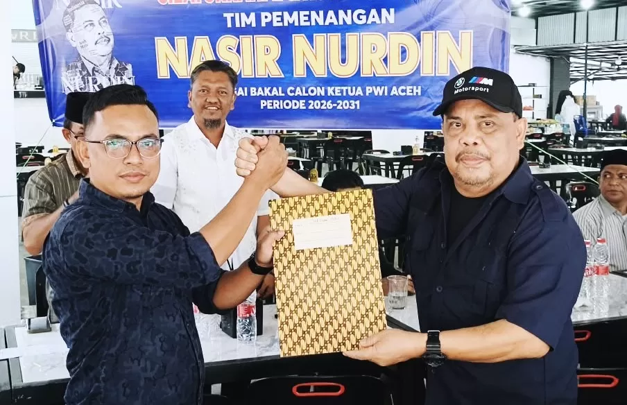 M Nasir Nurdin (kanan), kandidat calon Ketua PWI Aceh menyerahkan surat dukungan kepada ketua tim sukses  Jufrizal Coy (kiri). M Nasir  Nurdin akan meramaikan bursa calon di  Konferensi  PWI Aceh 2026 (Dok  Timses Nasir Nurdin)