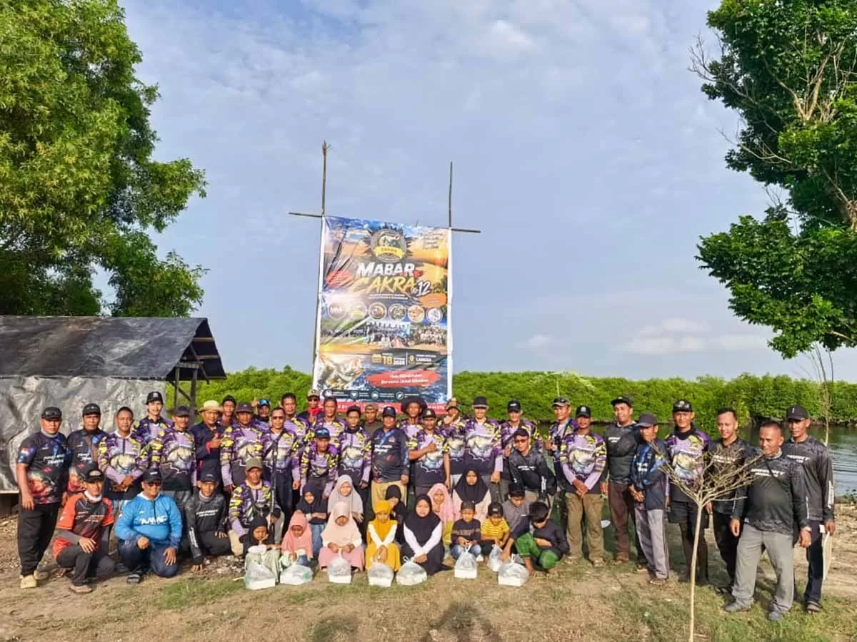 Komunitas Mancing Bareng (Mabar)  Cakra ke 12 dan Merah Mata Fishing (MMF) foto bersama seusai menggelar kegiatan sosial menyantuni anak yatim di Kota Langsa, Aceh, Minggu (18/10/2026). foto Dok MMF.