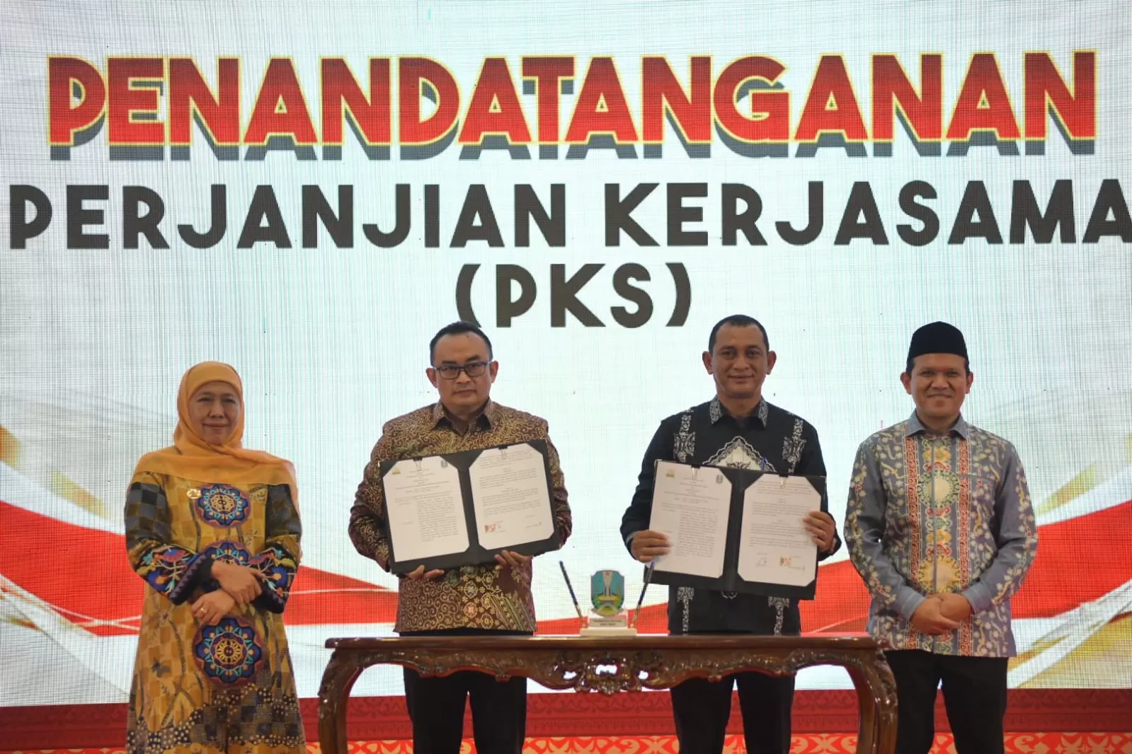 Gubernur Jatim  Khofifah Indar Parawansa (paling kiri) dan Wagub Aceh Fadhulullah (paling kanan) usai penandatangan PKS misi dagang. Foto Humas Aceh. ((Foto Humas Aceh.))