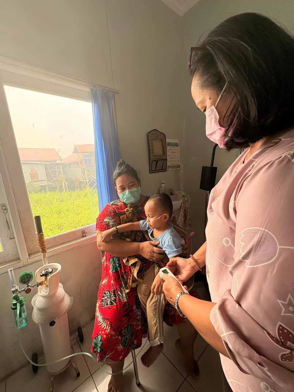 Pemerintah meningkatkan penyaluran bantuan masker dan peningkatan kapasitas rumah oksigen di wilayah terdampak untuk memitigasi kondisi kesehatan masyarakat akibat kebakaran hutan dan lahan (karhutla) di wilayah Kalimantan dan Sumatra. Foto.Dok  Biro Komunikasi dan Informasi Publik . Foto Kepala Biro Komunikasi dan Informasi Publik/Kemenkes.