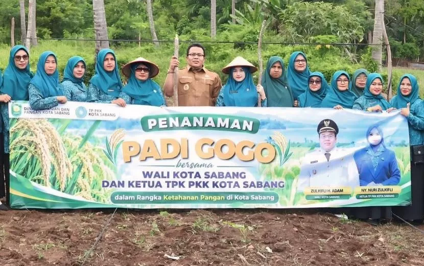 Wali Kota Sabang Zulkifli H Adam berfoto bersama usai penanaman benih padi gogo di Sabang, Senin (19/10).Foto Humas Kota Sabang (Foto Humas Kota Sabang)