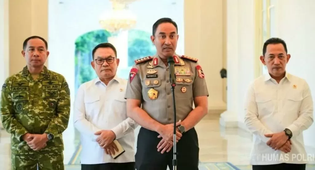Kapolri Jenderal Suyudi Ario Seto (kedua kana) saat memberikan keterangan kepada media di Istana Merdeka, Jakarta, Senin (19/10/2026). (Dok. Divhumas Polri).