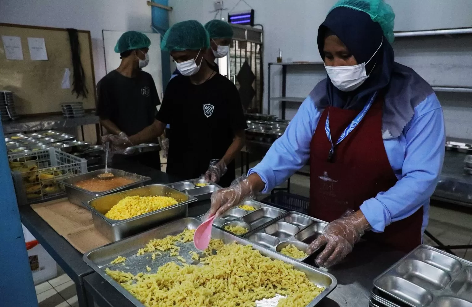 Petugas SPPG menyiapkan makanan untuk program Makan Bergizi Gratis di dapur MBG. (Foto: Pemprov Jawa Tengah) ( (Foto: Pemprov Jawa Tengah))