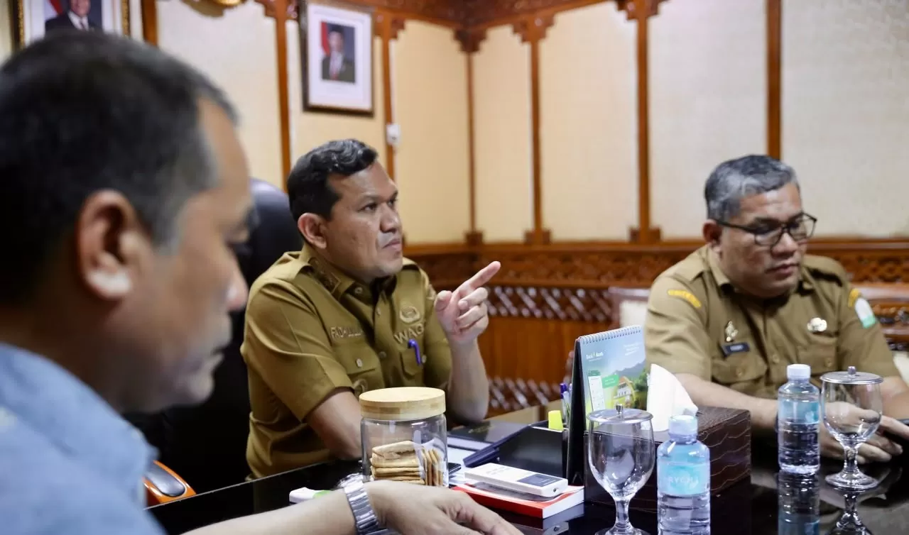 Wagub Aceh Fadhulullah (tengah) memimpin rapat percepatan pembangunan hunian tetap untuk korban bencana banjir 2025. Foto Humas Aceh (Foto Humas Aceh)