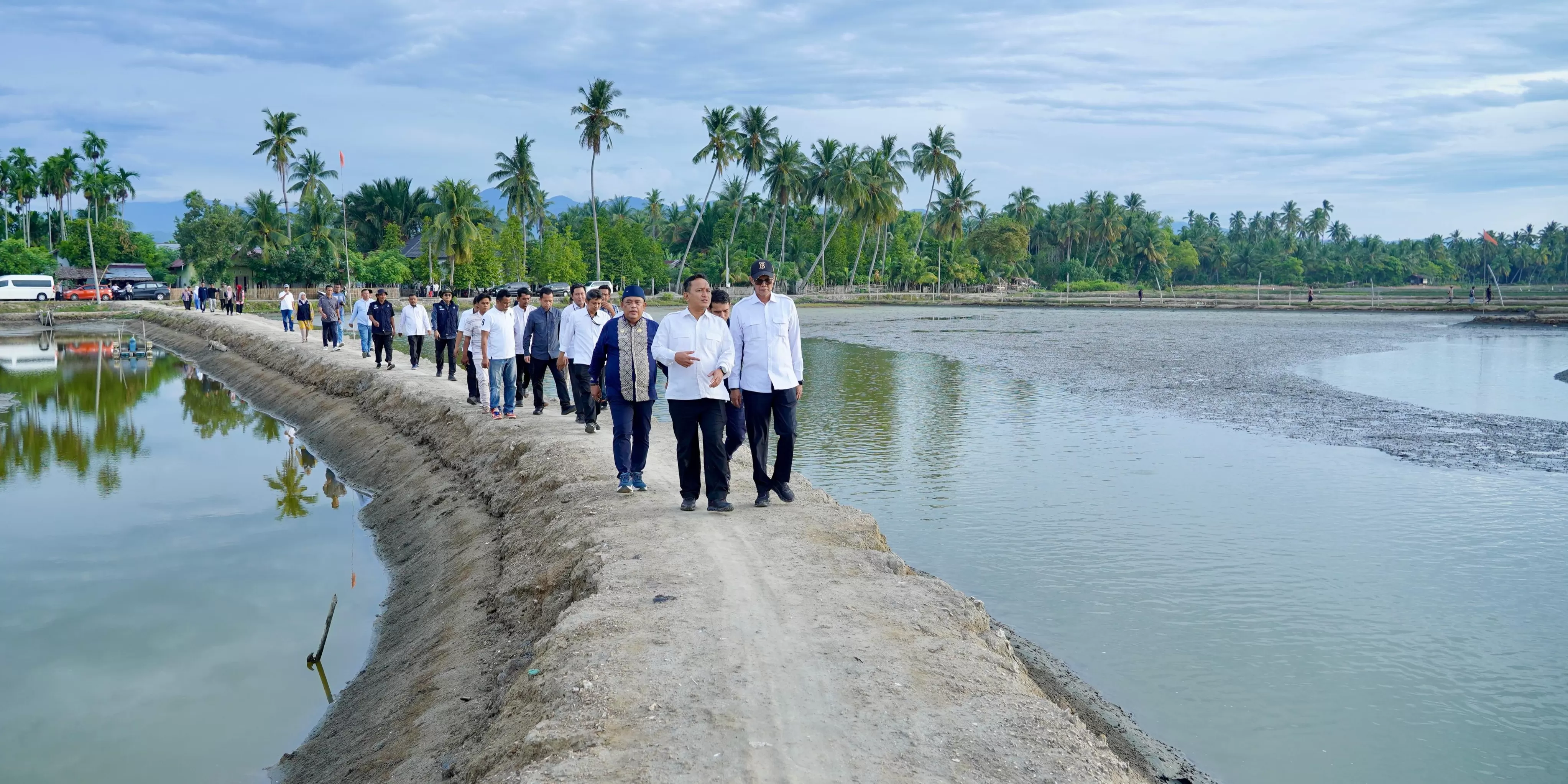 Ilustrasi : Sekretaris Jenderal KKP Andy Artha bersama  Anggota Komisi IV DPR RI, TA Khalid  meninjau lahan tambak terdampak bencana di kabupaten Padie Jaya, Jumat (24/7/2026). Foto Dok KKP