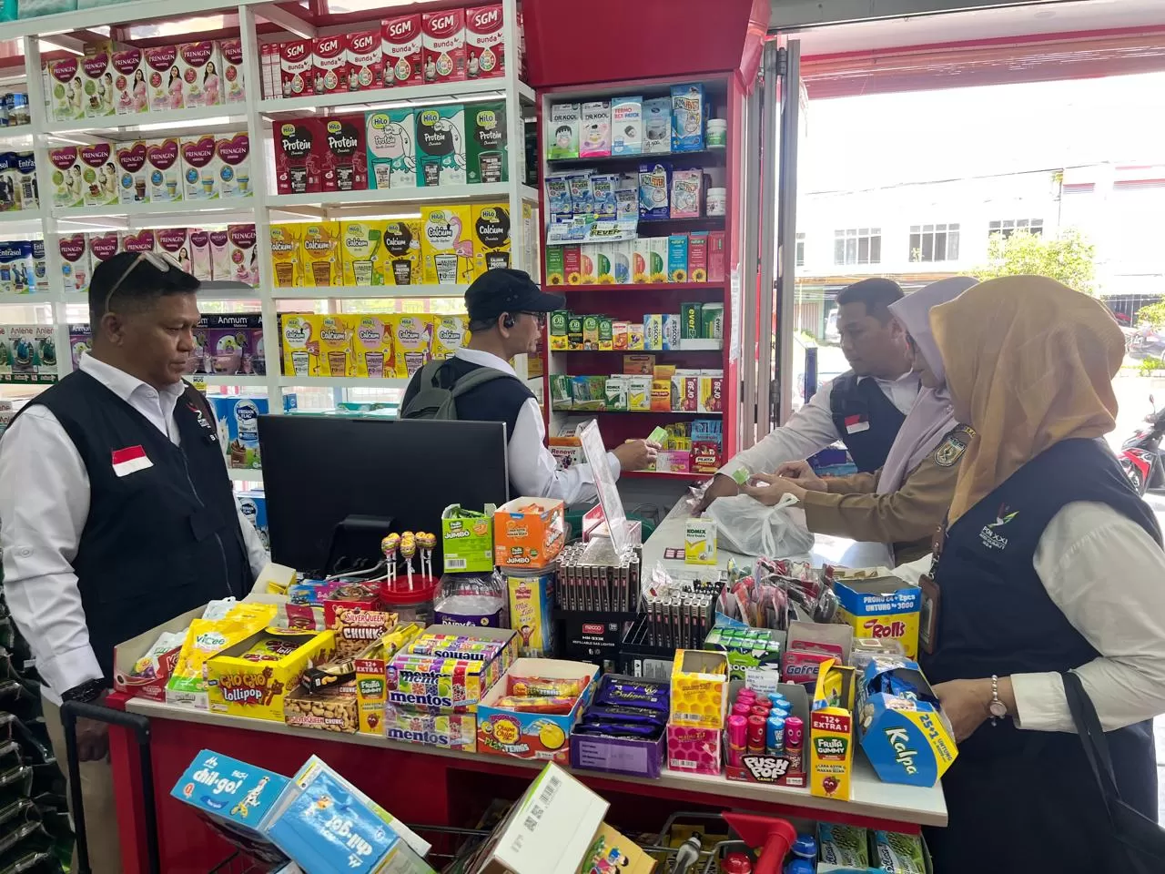 Petugas BPOM dan Dinkes Kota Banda Aceh melakukan pengawasan obat di  beberapa titik wilayah kota Banda Aceh.Foto Dok pemkot.