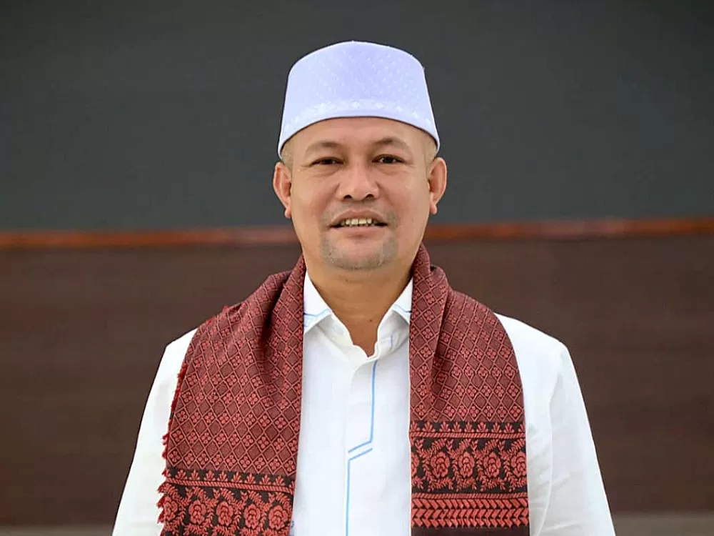 Bupati Aceh  Utara, H. Ismail A. Jalil mengenakan busana putih mengintruksikan seluruh ASN berbusana seragam dalam rangka menyambut Hari Santri Nasional. foto Dok pemkab  Utara .