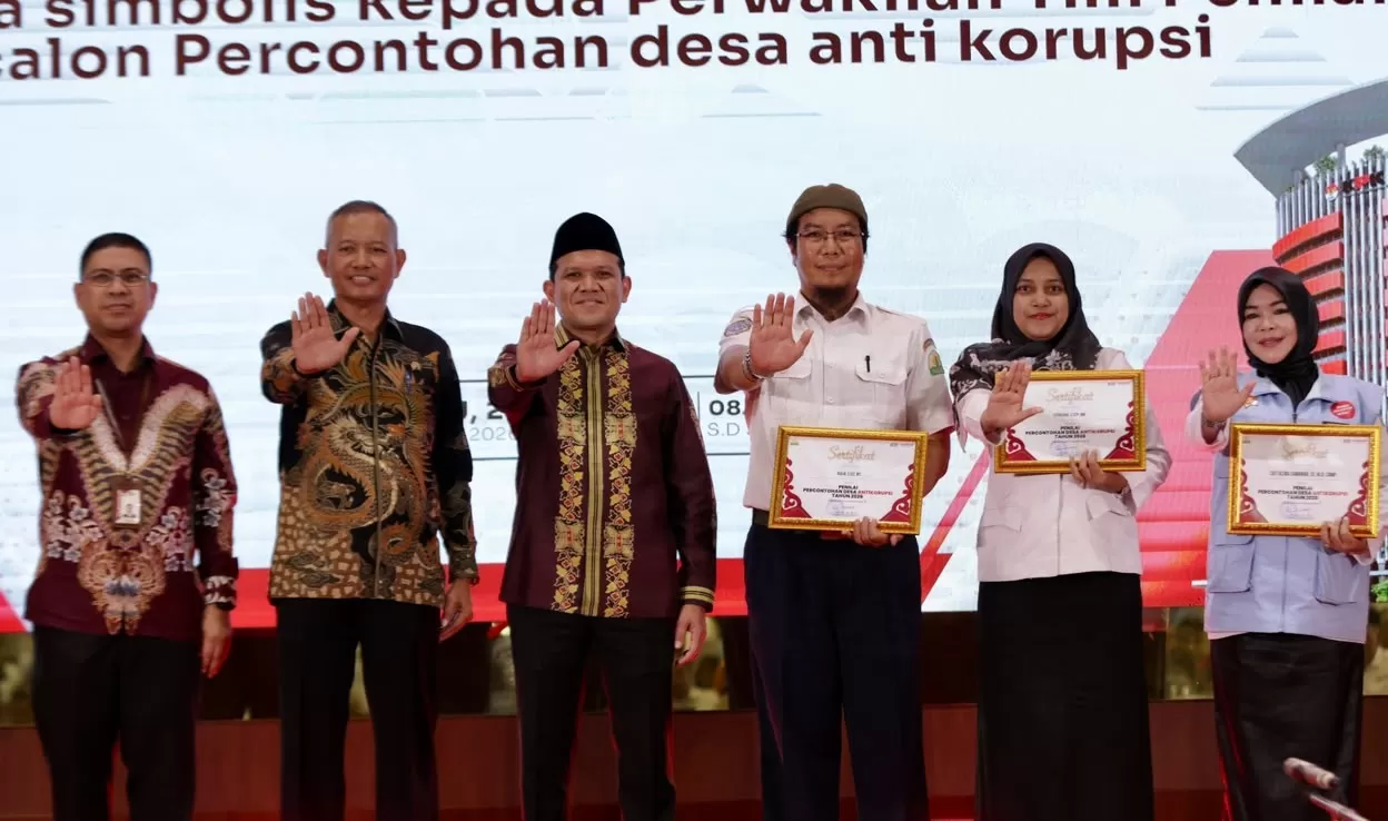 Wakil Ketua KPK Ibnu Basuki Widodo (2 kiri) foto bersama setelah penyerahan anugerah kepada 15 desa percontohan desa anti korupsi di Aceh, (20/10) (Foto DOk Humas Aceh)