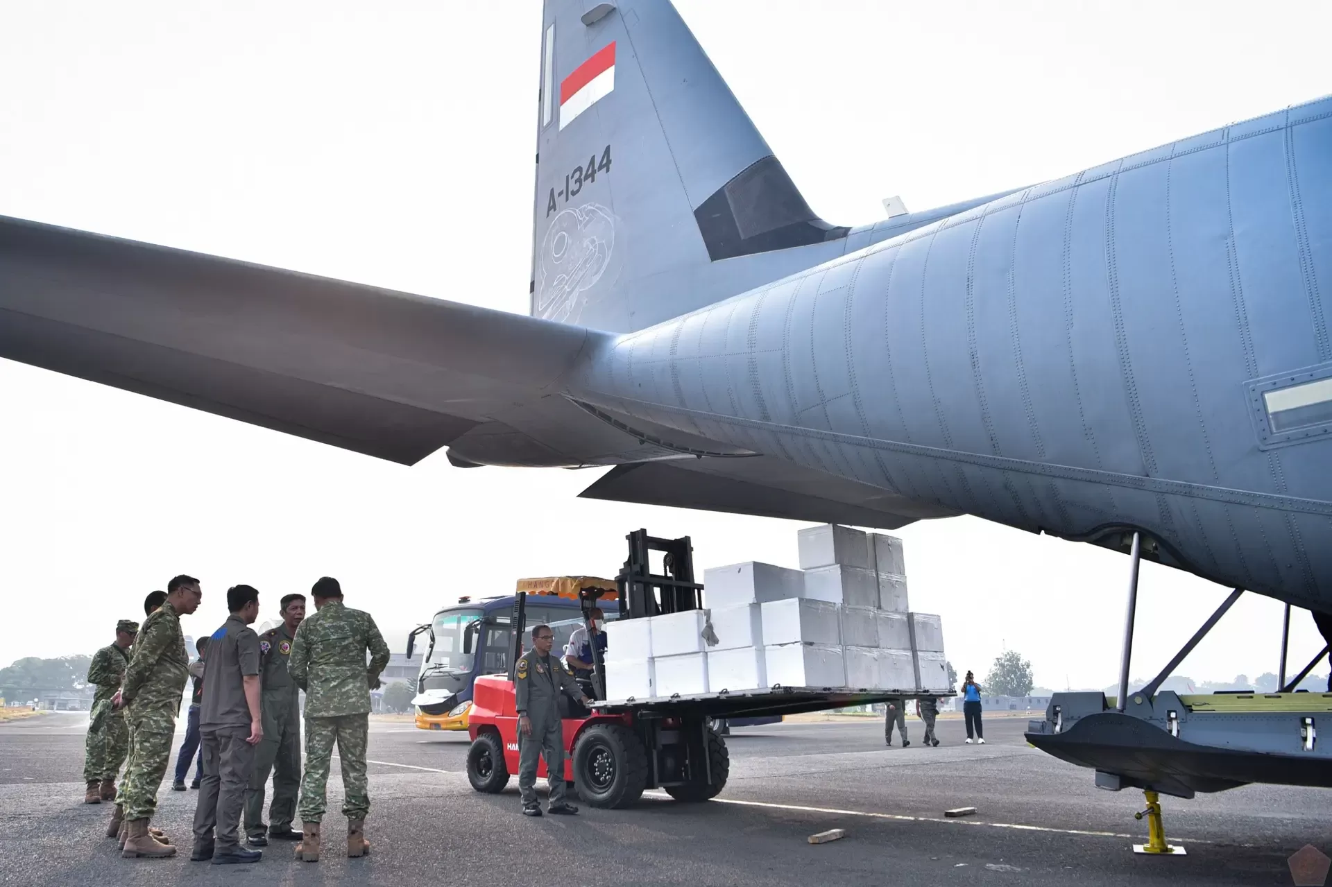 TNI mengirimkan 2,6 ton Dry Ice dan 7 ton garam menggunakan pesawat Hercules untuk  operasi modifikasi cuaca penanganan kebakaran hutan dan lahan  di Kalimantan Selatan.  Foto dok Puspen TNI.