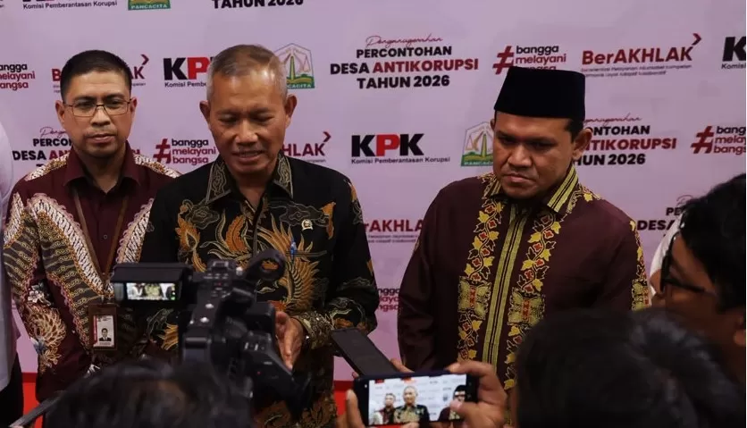 Wakil Ketua KPK RI Ibnu Basuki Widodo (tengah) sedang memberikan keterangan kepada awak media di Banda Aceh, Selasa (20/10). (Foto Dok Humas Pemerintah Aceh)