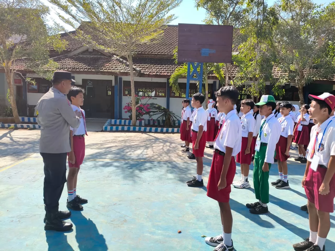 Anggota Polres Blitar memberikan edukasi kepada siswa SD