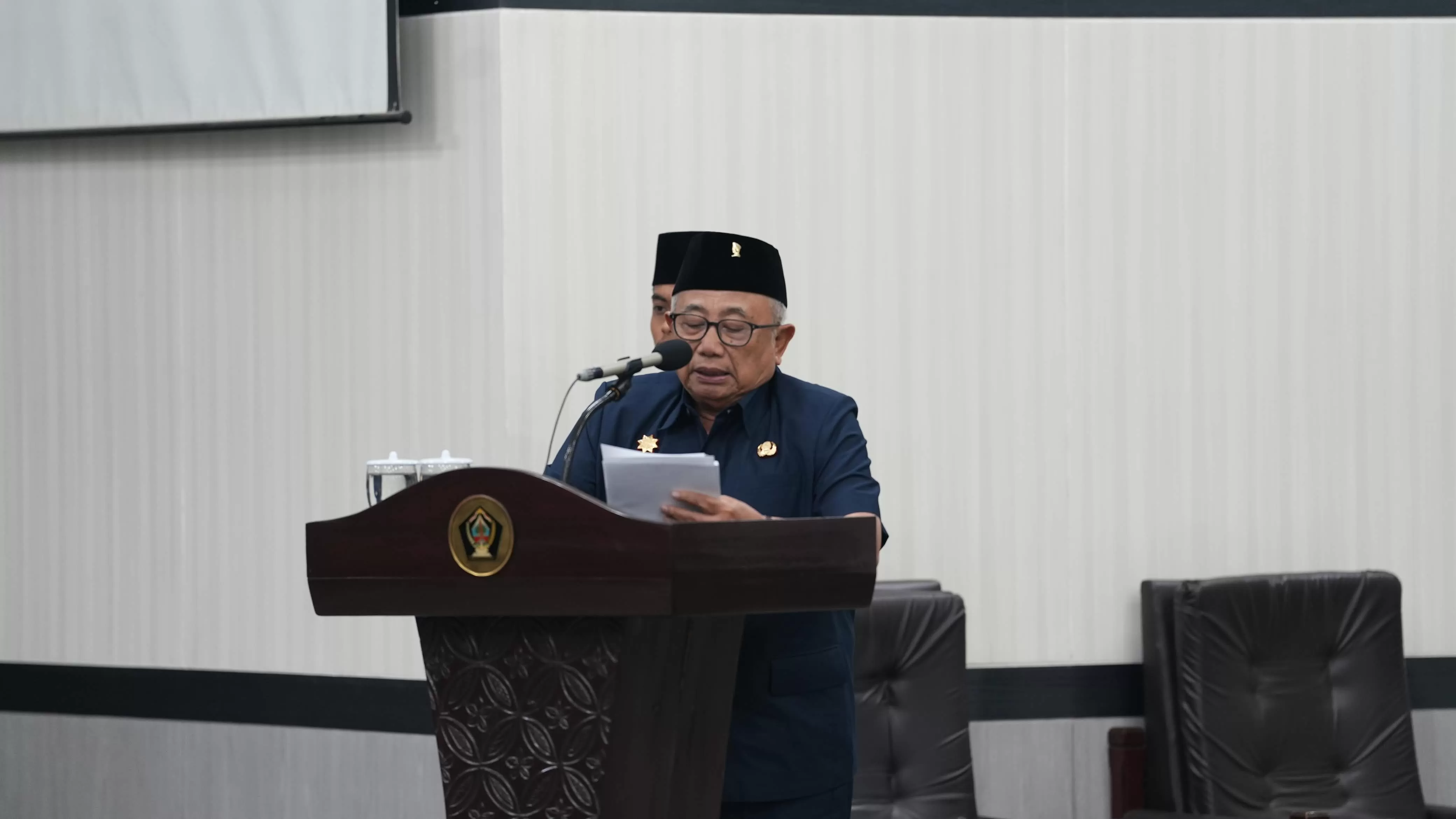 Bupati Blitar Drs. H. Rijanto, MM saat menyampaikan jawaban pada rapat paripurna. (Foto: Ist)