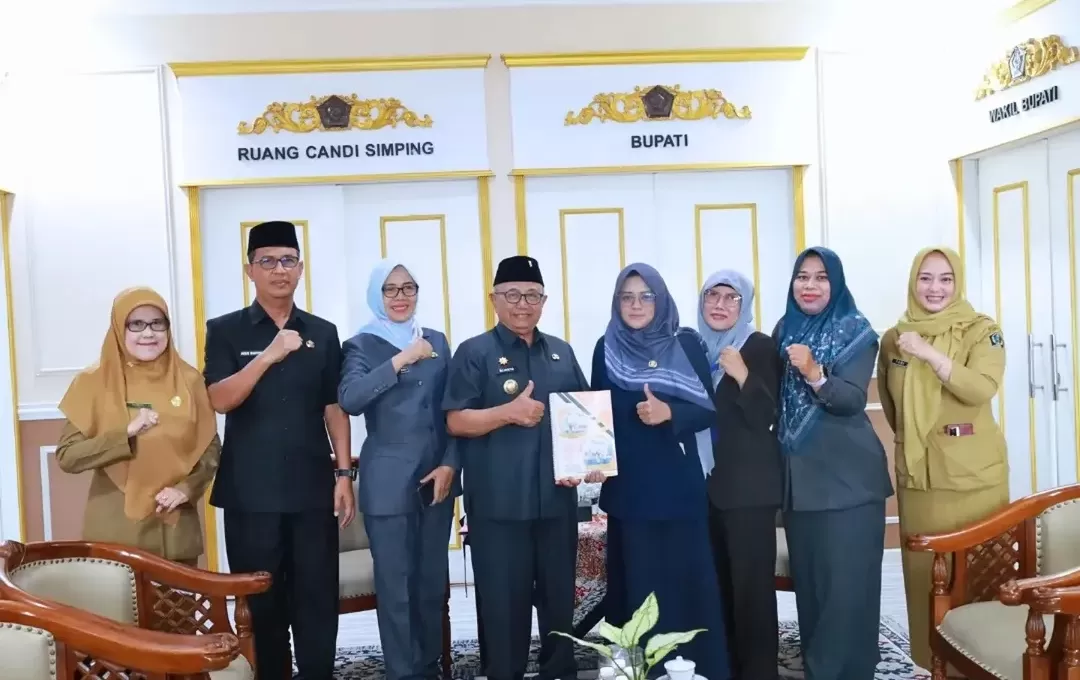 Bupati Blitar Drs. H. Rijanto, MM menerima audiensi Kepala Dinas Pendidikan Kabupaten Blitar Agus Santoso, S.Sos., M.Si. bersama sejumlah perwakilan guru berprestasi di Kantor Bupati Blitar, Selasa (2 (prokopim.blitar)