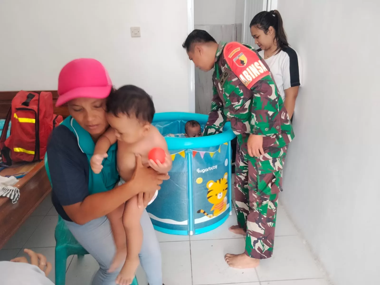 Babinsa Kelurahan Sentul Posramil Kepanjenkidul Koramil 0808/01 Sukorejo, Serda Wisnu Sulistyo memberikan pendampingan posyandu