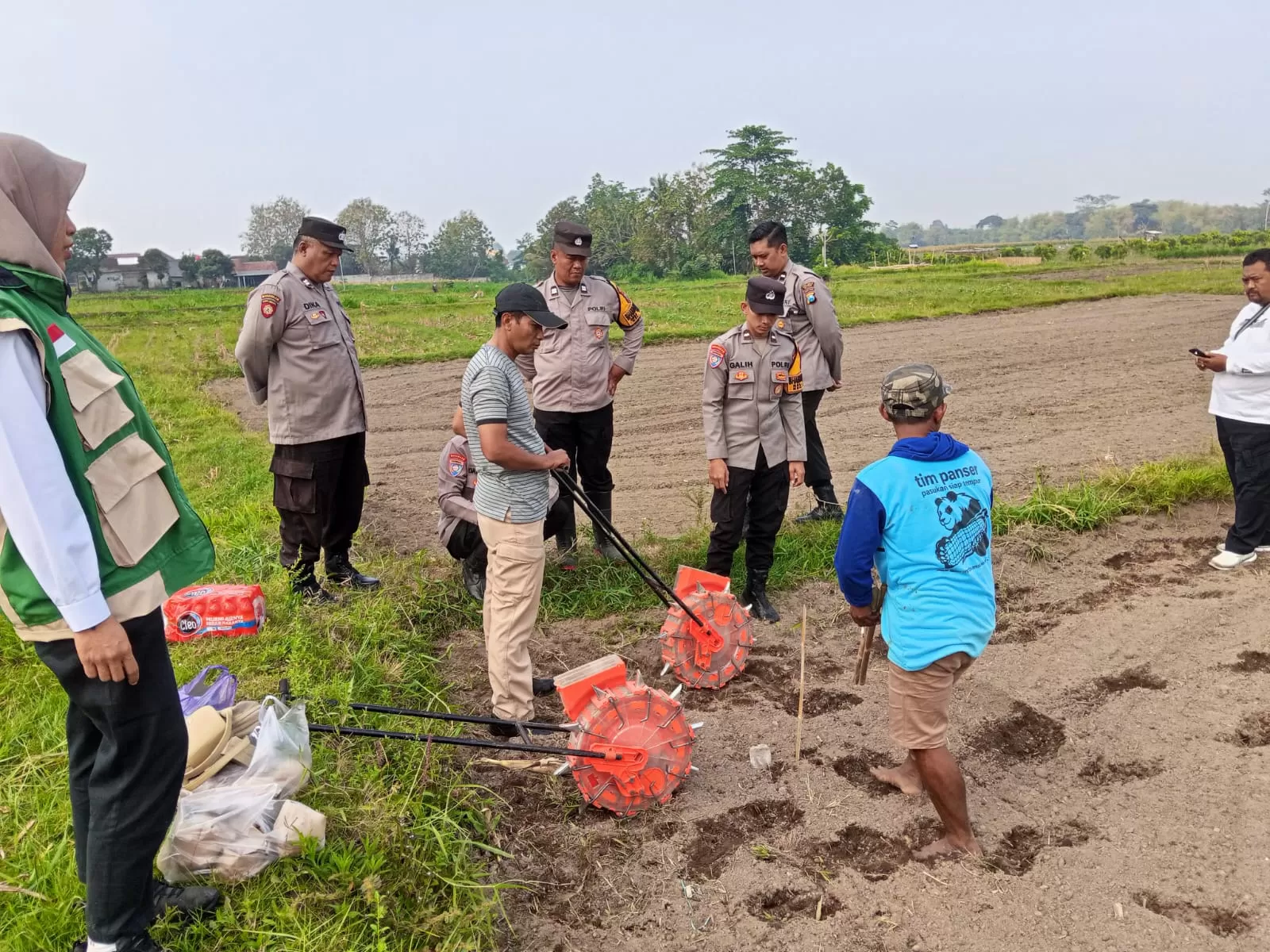 Anggota Polsek Wlingi bersama petani