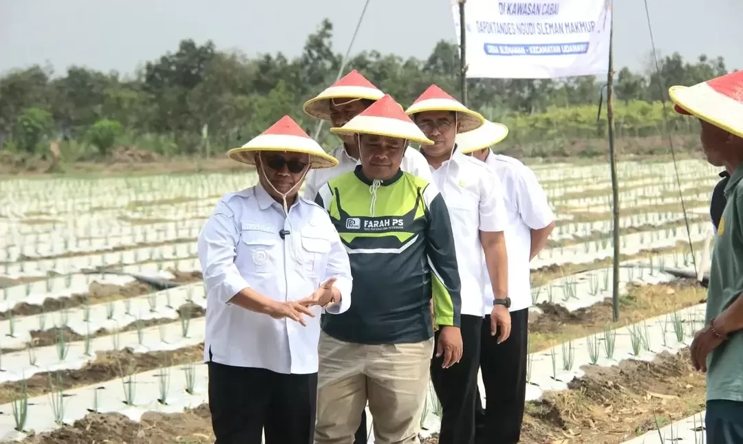 Bupati Blitar Drs. H. Rijanto, MM., bersama Gabungan Kelompok Tani Desa (Gapoktandes) Ngudi Sleman Makmur melaksanakan penanaman cabai rawit di Desa Sleman. (foto: Ist)